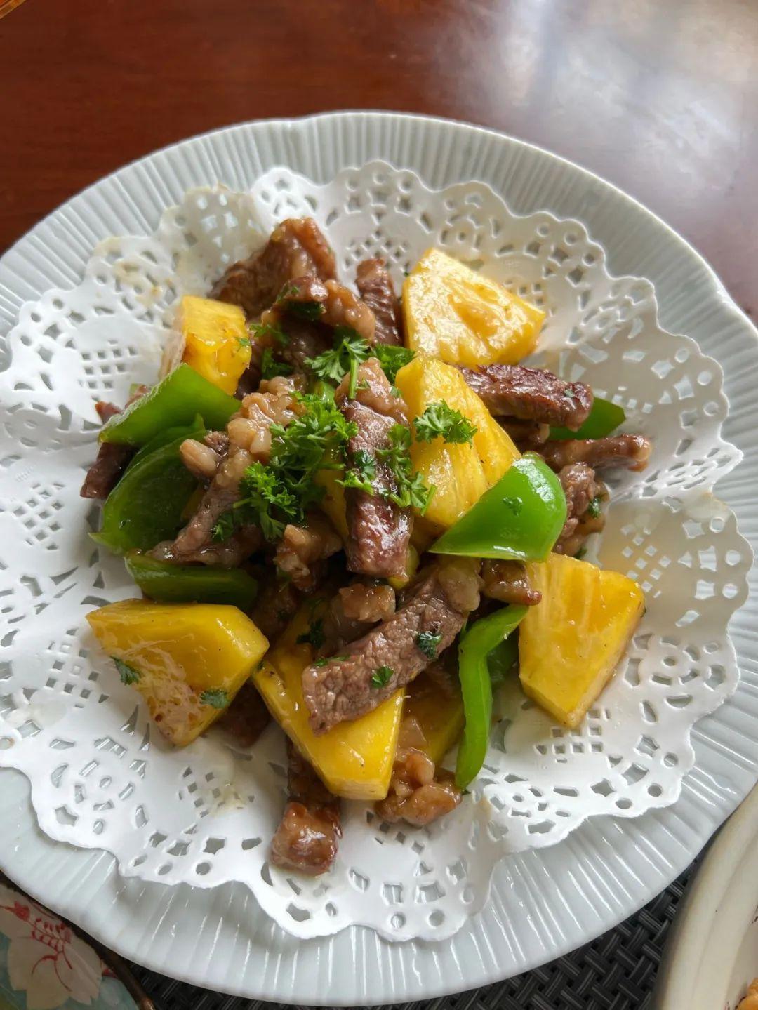 學(xué)做菠蘿炒牛肉，看這個(gè)視頻就夠了!