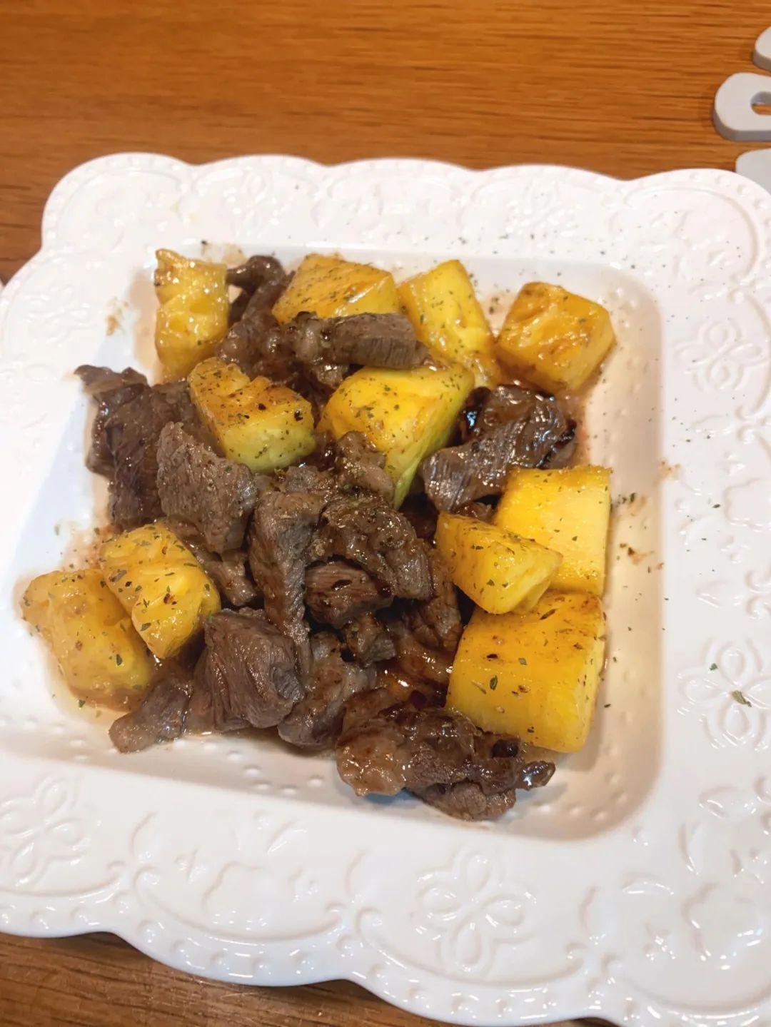 學(xué)做菠蘿炒牛肉，看這個(gè)視頻就夠了!