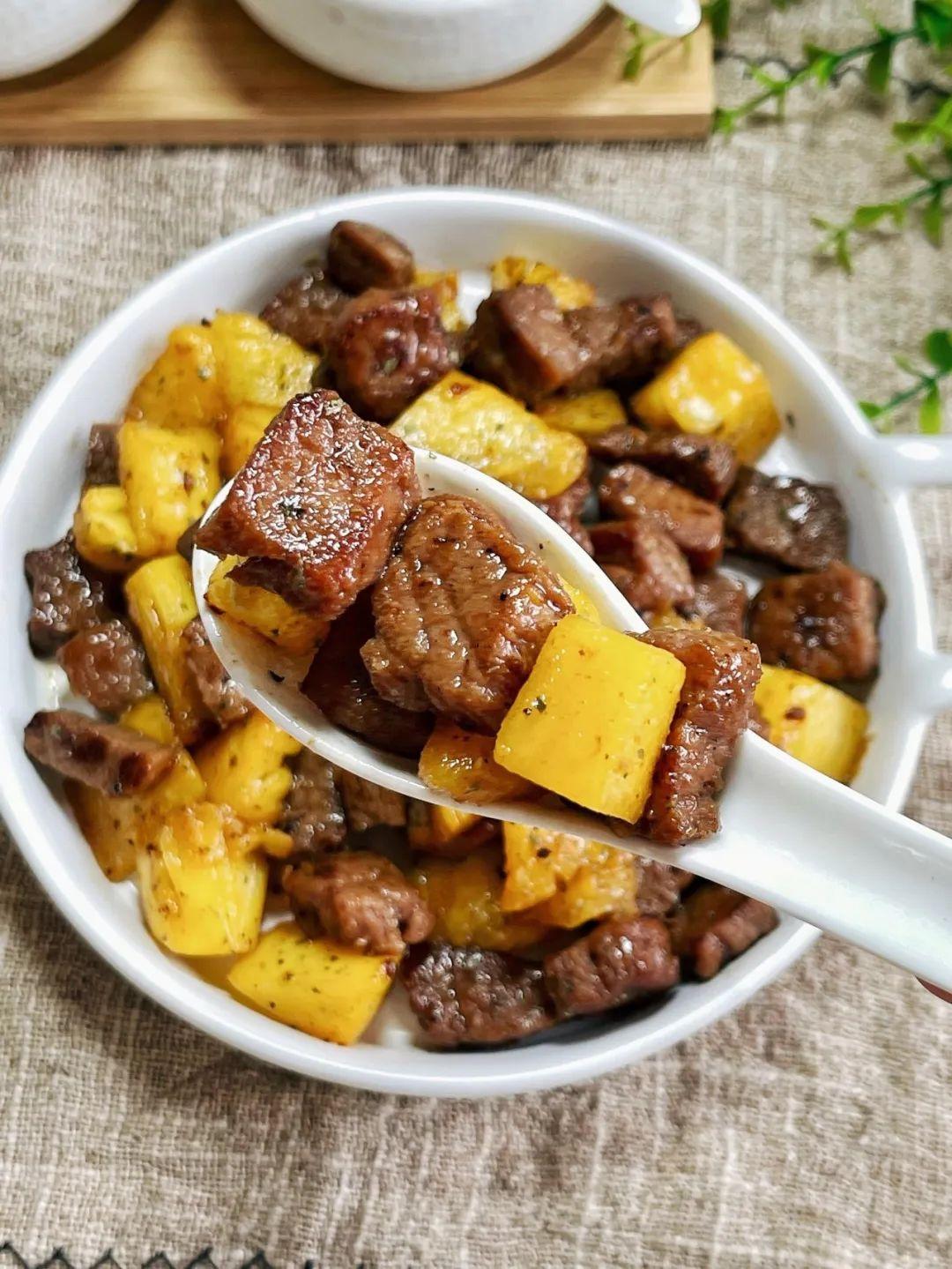 學(xué)做菠蘿炒牛肉，看這個(gè)視頻就夠了!